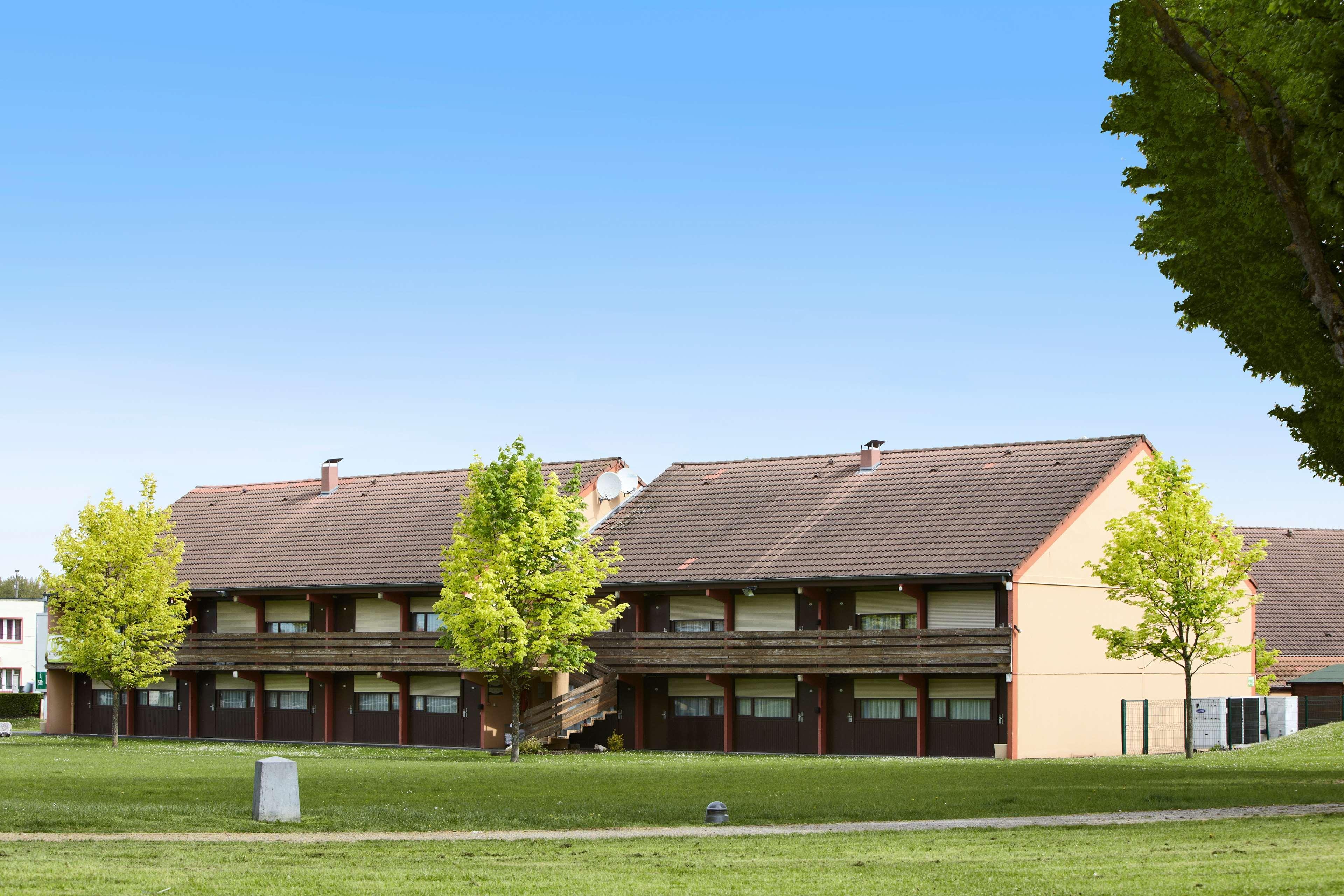 Campanile Maubeuge Hotel Exterior foto