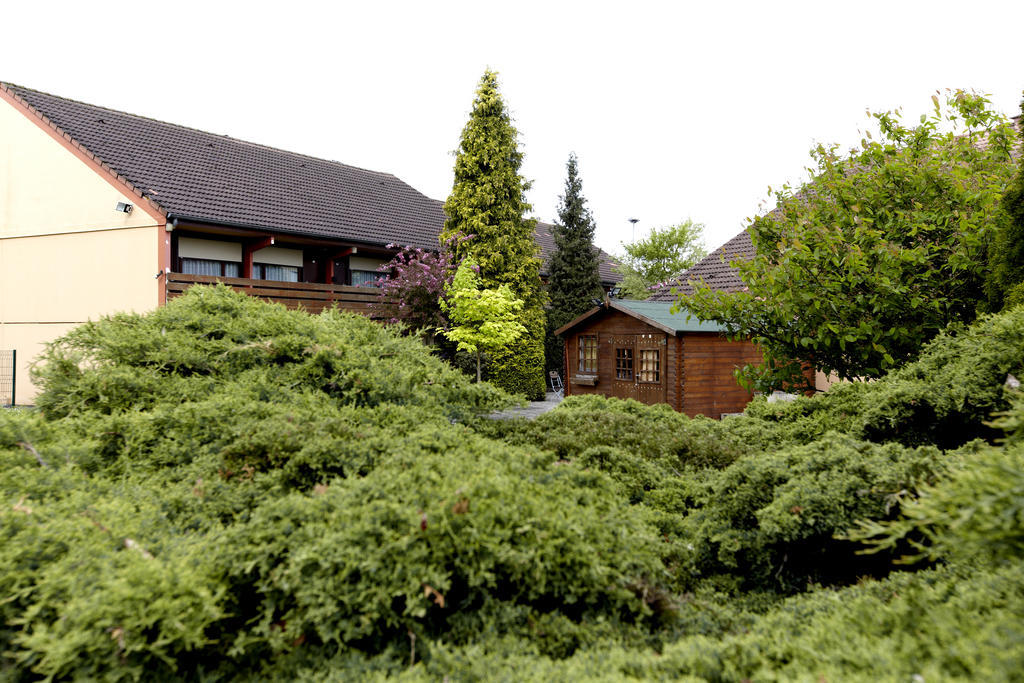 Campanile Maubeuge Hotel Exterior foto